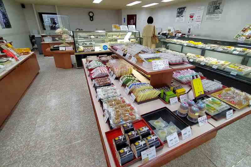 たくさんの和洋菓子が並べられている小樽 花月堂 本店の内観