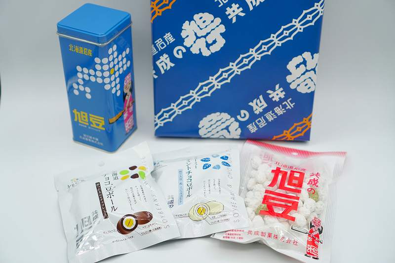 北海道産の大豆をつかった 共成製菓のお菓子たちがテーブルに置かれている