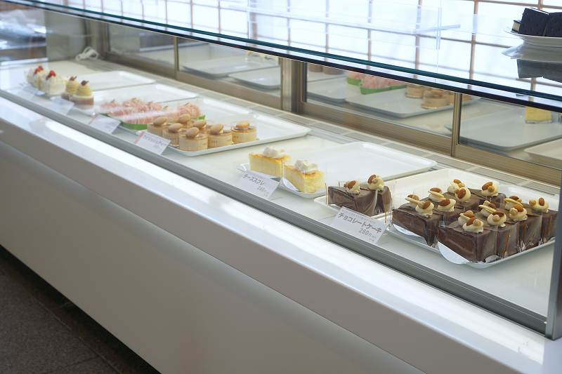 たくさんのケーキが並べられている六花亭 円山店の冷蔵ケース