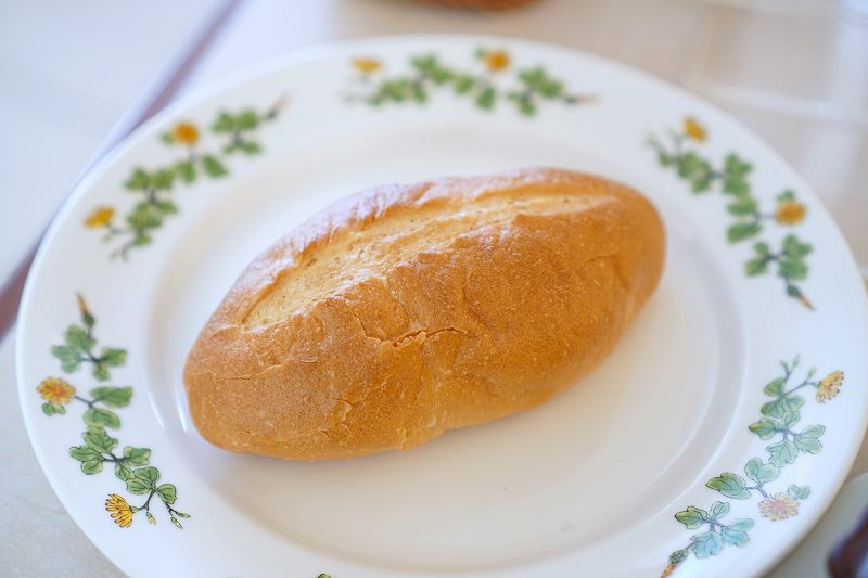 六花亭 喫茶室のパンがテーブルに置かれている