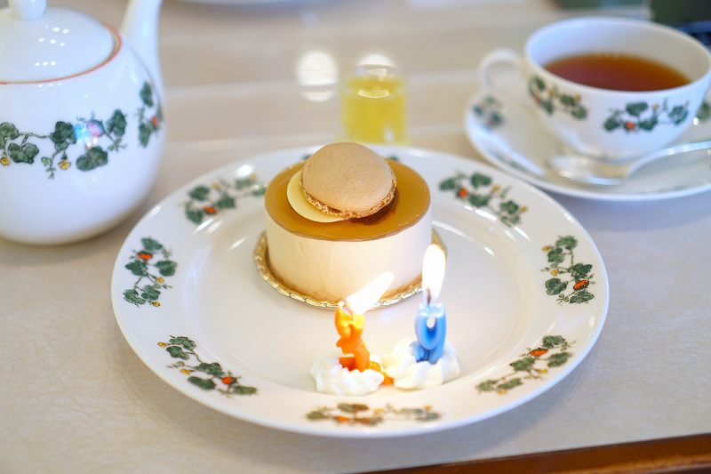 紅茶のケーキとオレンジティーがテーブルに置かれている