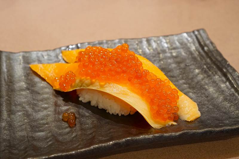 回転寿司とっぴ～ 旭川宮前店の「いくらてんこ盛り（税込858円）」がテーブルに置かれている