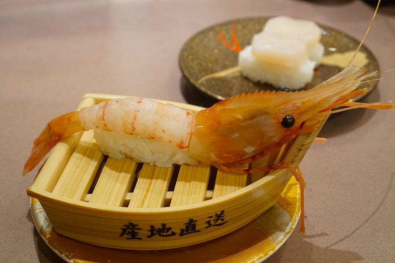 回転寿司とっぴ～ 旭川宮前店の「ぼたんえび 一貫（税込528円）」がテーブルに置かれている