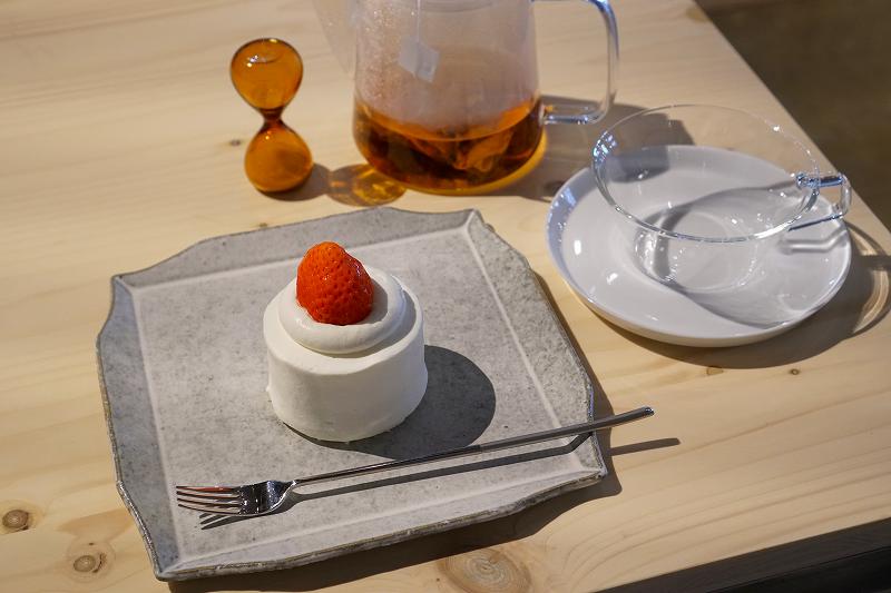 サロンドボアの苺ショート「キャンドルケーキ」と紅茶がテーブルに置かれている
