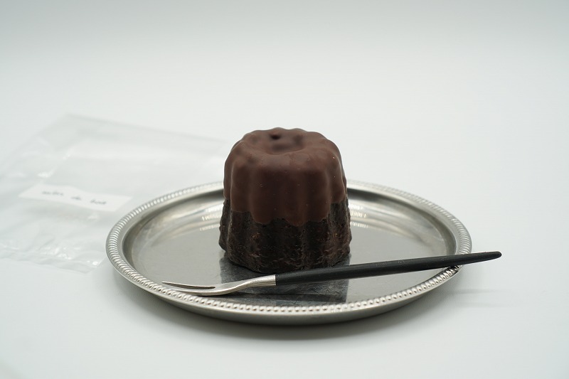 サロンドボアのチョコレートカヌレがテーブルに置かれている