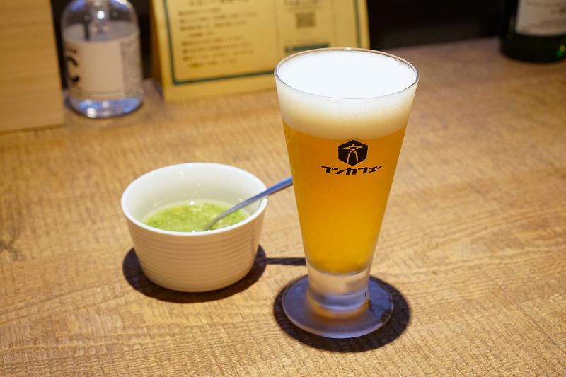 ビール「パーフェクトクラシック樽生」とキュウリと卵のスープがテーブルに置かれている