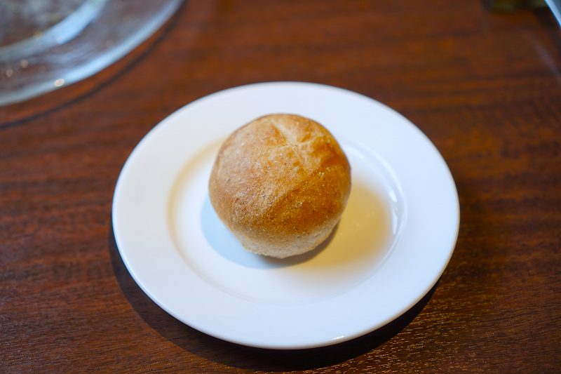 「トラットリア ノブ」の自家製パンがテーブルに置かれている