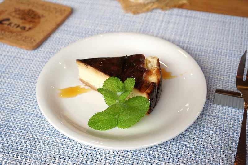 江丹別の青いチーズを使った「江丹別バスクチーズケーキ（税込450円）」がテーブルに置かれている