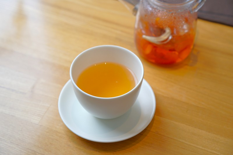 札幌黄玉ねぎの皮茶（温）がテーブルに置かれている