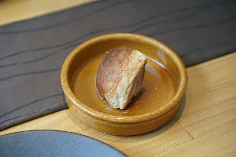 アグリスケープの自家製パンがテーブルに置かれている