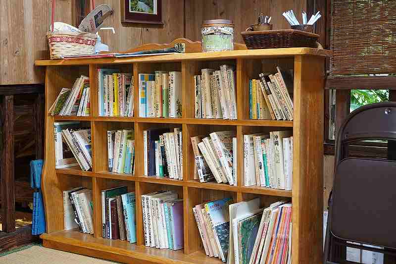 たくさんの本がたてられた本棚が床に置かれている