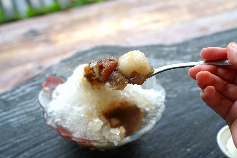白玉と金時豆のかき氷「沖縄ぜんざい」をスプーンですくっている様子