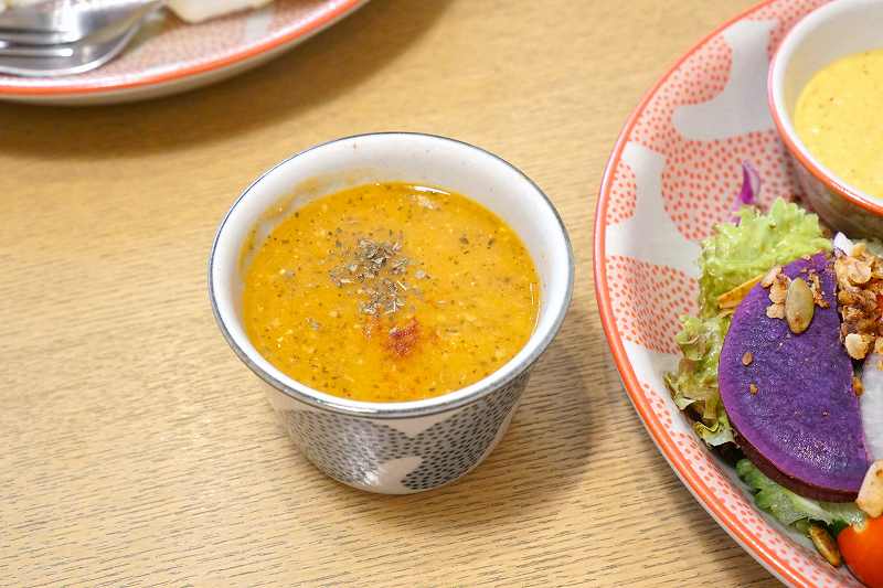 レンズ豆と玄米のスープがテーブルに置かれている