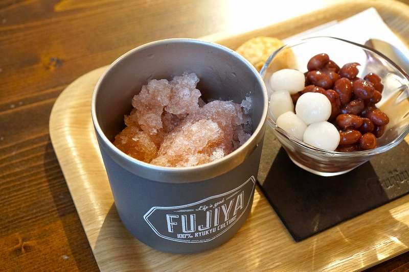 「ぜんざいの富士屋」のミニ黒糖ぜんざいがテーブルに置かれている