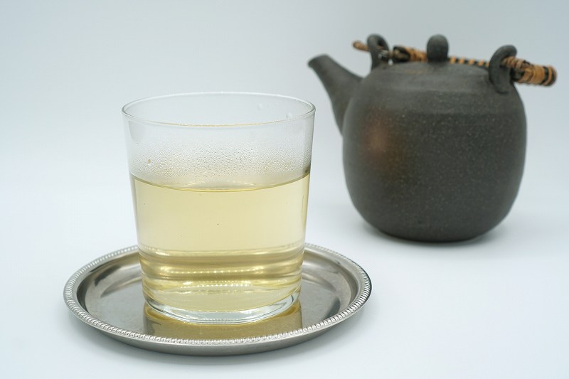 さんぴん茶が入ったグラスと急須がテーブルに置かれている