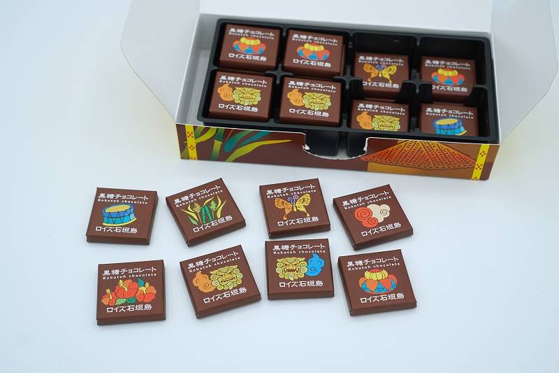 箱から出したロイズ石垣島の黒糖チョコレートがテーブルに置かれている