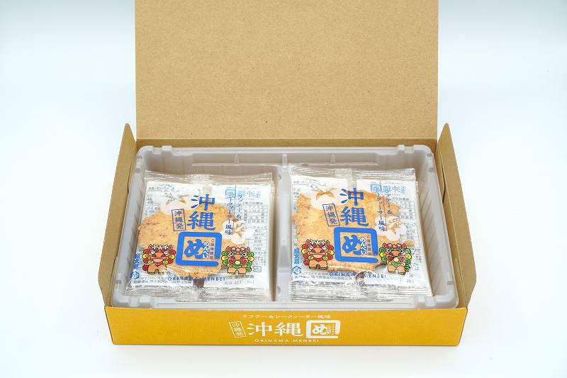 フタを開けた「沖縄めんべい ラフテー＆シークヮーサー風味 2枚×8袋（税込864円）」がテーブルに置かれている