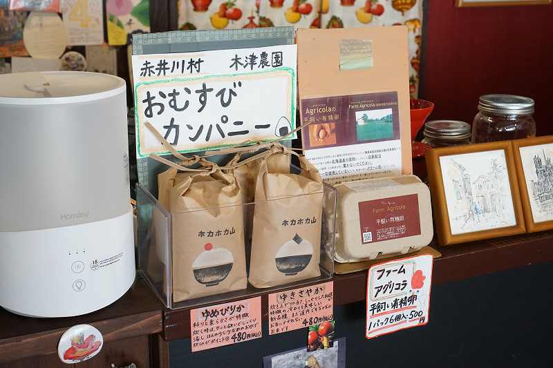 北海道赤井川村「おむすびカンパニー（木津農園）」のお米がレジカウンターの横に置かれている