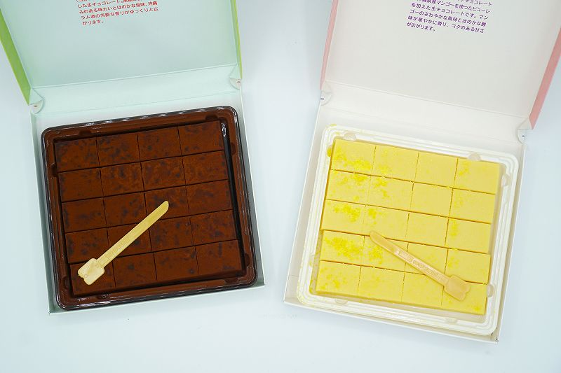 フタを開けた状態の、ロイズ石垣島のマンゴー・黒糖生チョコレートがテーブルに置かれている