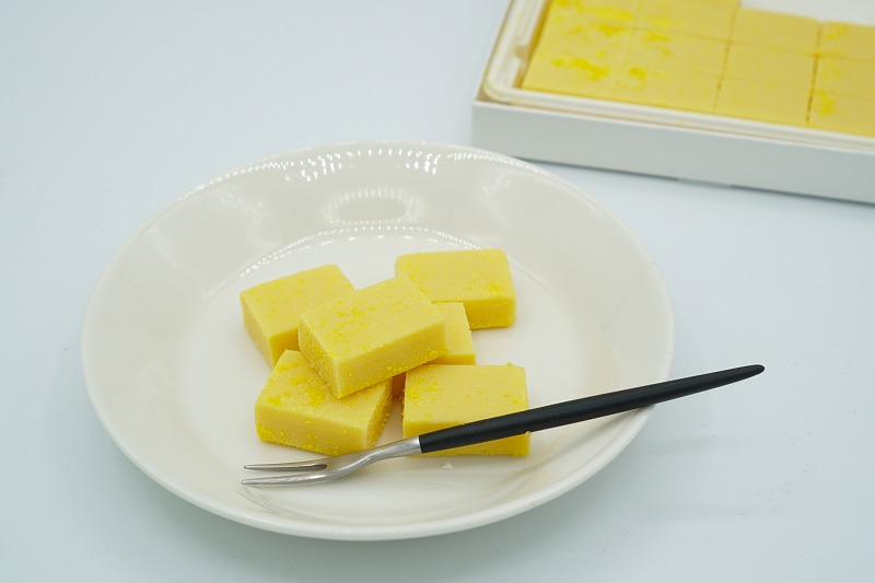ロイズ石垣島の「生チョコレート マンゴー（税込800円）」が皿にのせられ、テーブルに置かれている