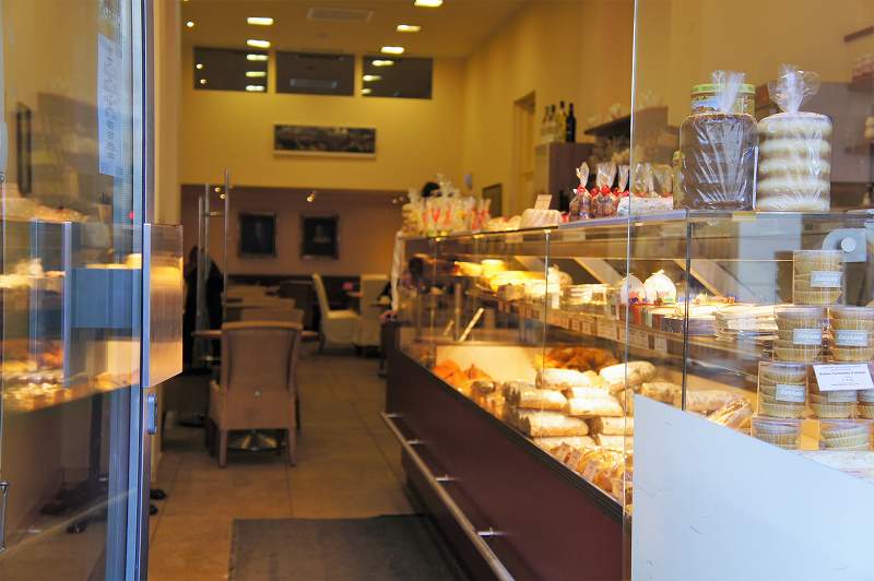 シュトーレンや焼き菓子などがガラスケースに並べられているドイツ焼き菓子店の内観