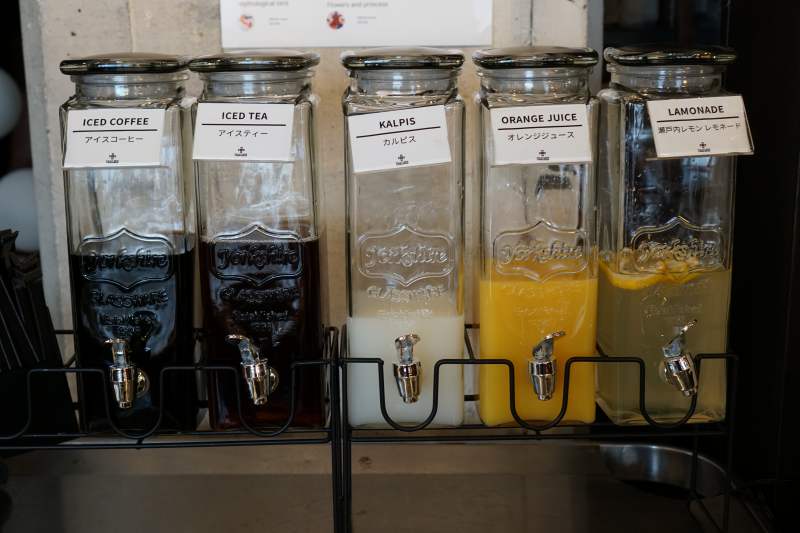 アイスコーヒーやアイスティーなどコールドドリンクがガラス容器に入れられ、並べられている