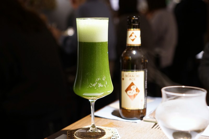 グラスに入った「京都 抹茶ビール」がテーブルに置かれている