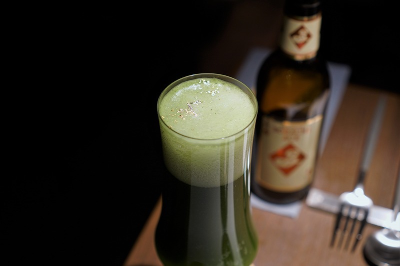 グラスに注がれた「京都 抹茶ビール」がテーブルに置かれている