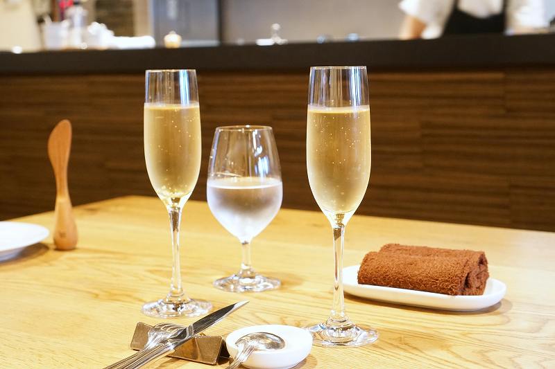 ノンアルコールスパークリングワインが2杯、テーブルに置かれている