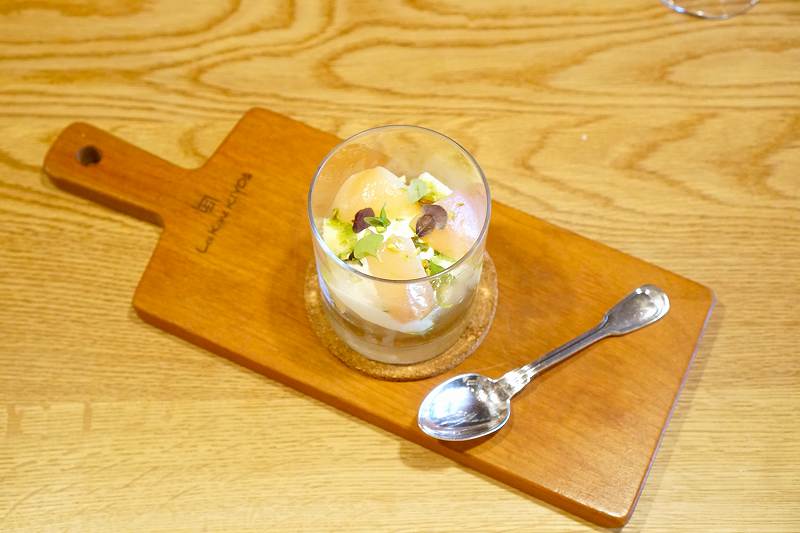 レ カネキヨの「桃とヨーグルトのヴェリーニ」バジルの香りがテーブルに置かれている