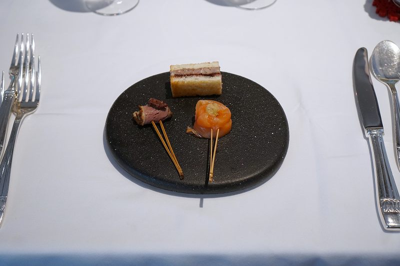 サーモンマリネ・鴨肉・パテドカンパーニュのサンドイッチがテーブルに置かれている