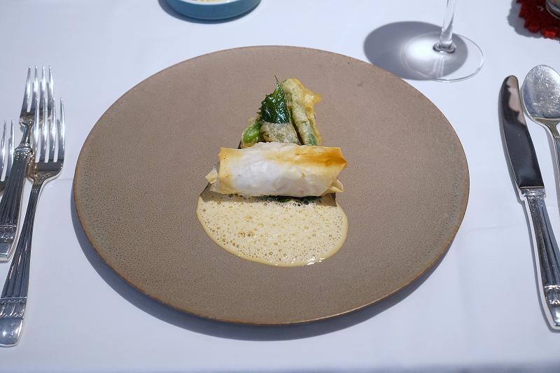 ル・ジャンティオムの「蟹のパートフィロ包みと野菜のベニエ」がテーブルに置かれている
