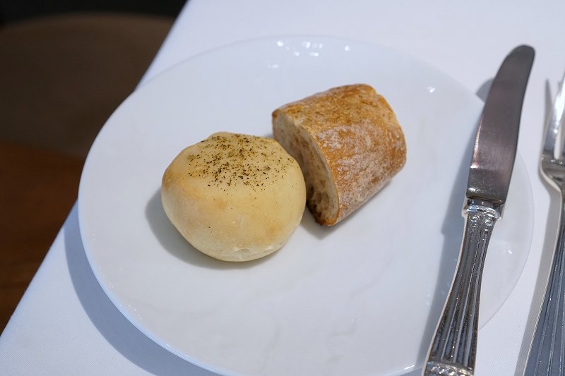 ルジャンティオムの自家製パン2種がテーブルに置かれている