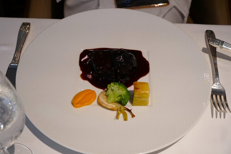 ル・ジャンティオムの「牛ホホ肉の赤ワイン煮込み」がテーブルに置かれている