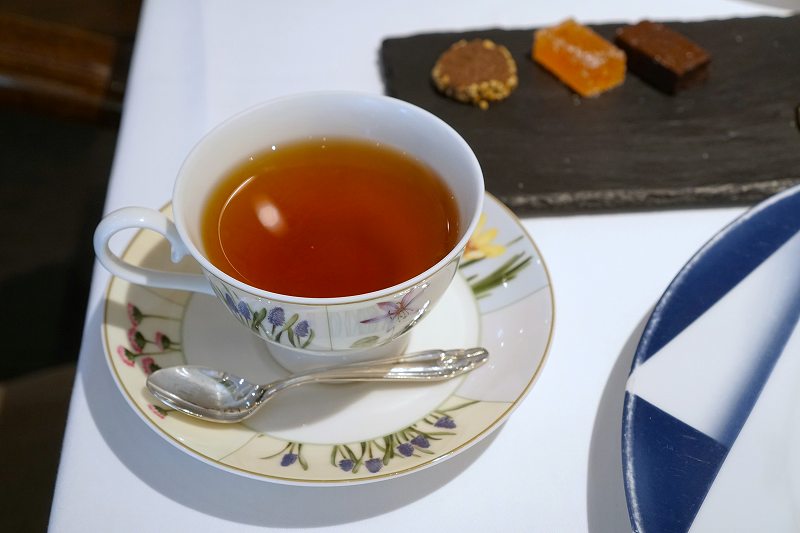 ル・ジャンティオムの紅茶がテーブルに置かれている