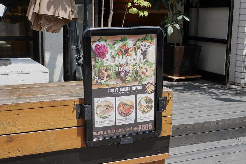 サタデイズチョコレートファクトリー＆カフェのランチメニューがベンチの側面に掲示されている