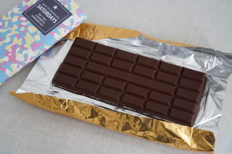 サタデイズチョコレートファクトリーの板チョコレートがテーブルに置かれている