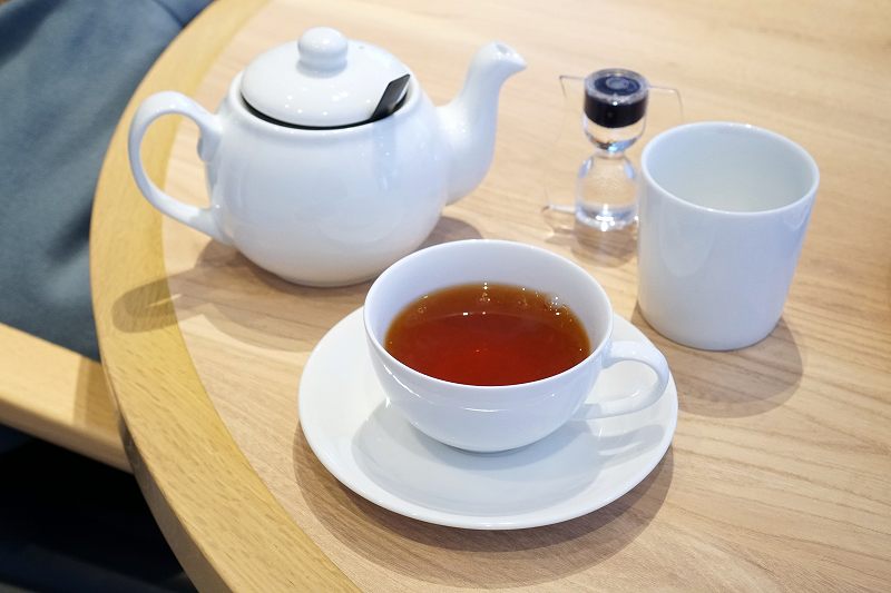 紅茶とティーポットがテーブルに置かれている