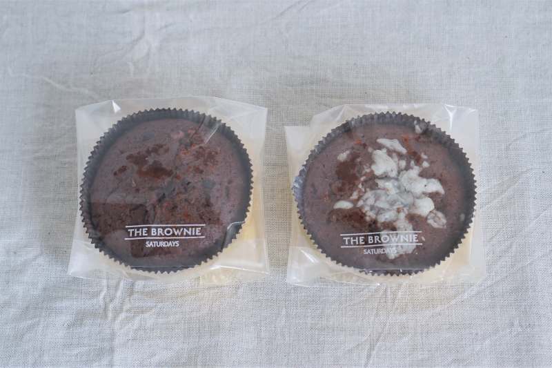 サタデイズチョコレートファクトリー＆カフェのブラウニー 2種がテーブルに置かれている