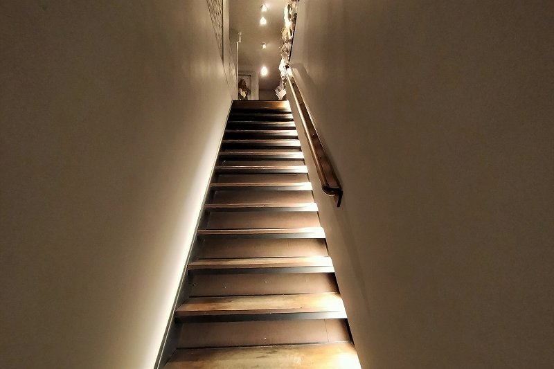 間接照明で照らされた階段