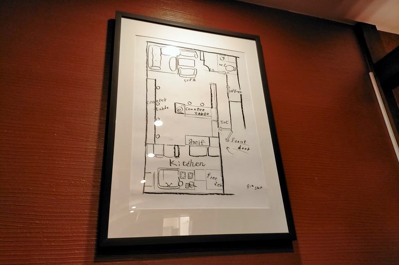 壁に「甘味処 デンキ茶房」の見取り図が貼られている