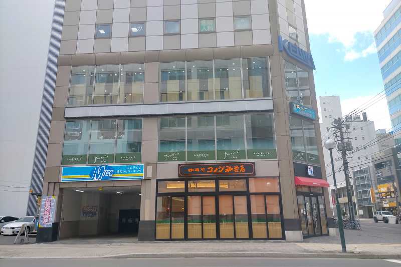 1階に「コメダ珈琲店」が入る第27桂和ビルの外観