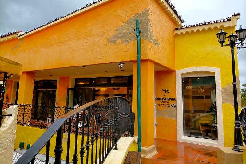 オレンジとイエローの外壁の、オニヤンマコーヒー カフェ＆バーの外観