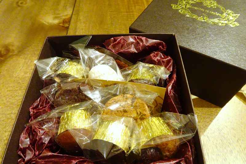 リュミエールエオンブルのチョコレート菓子・焼き菓子の詰め合わせBOXがテーブルに置かれている