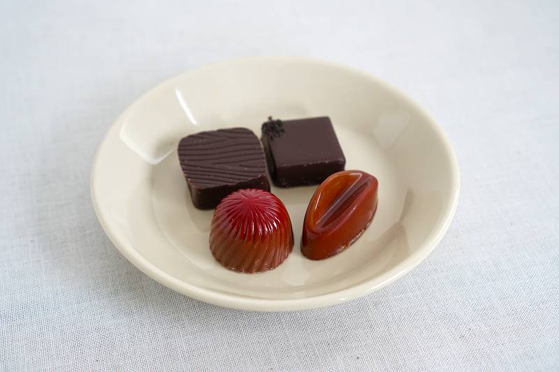 パティスリー・ショコラトリー・リベルテの看板商品「ボンボンショコラ」がテーブルに置かれている
