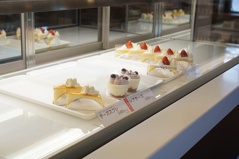 3種類のケーキが並べられている六花亭 福住店の冷蔵ケース