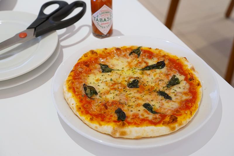 ピザ マルゲリータがテーブルに置かれている