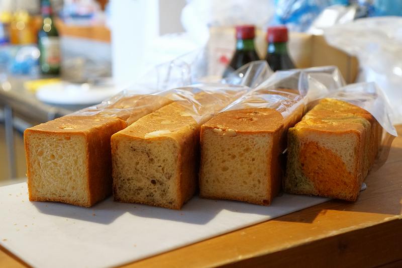 4種類の高級食パン「モージューブレッド」がカウンターに置かれている