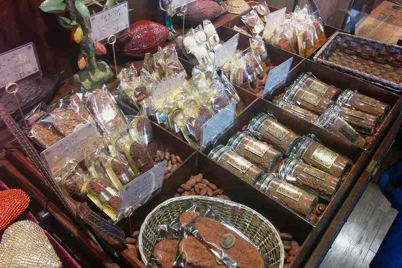 チョコレートの焼き菓子やカカオニブがカウンター上に並べられている