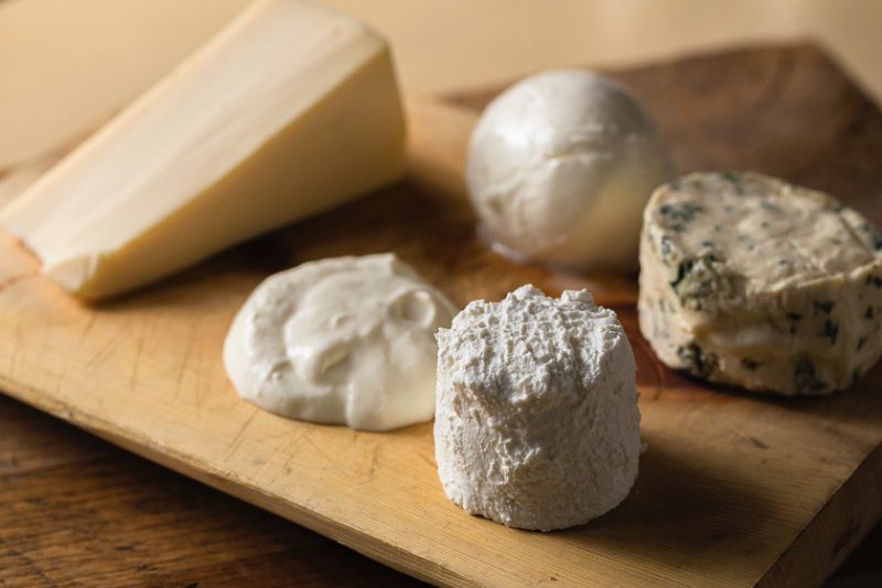 北海道産の5種類のチーズが木のトレイに置かれている